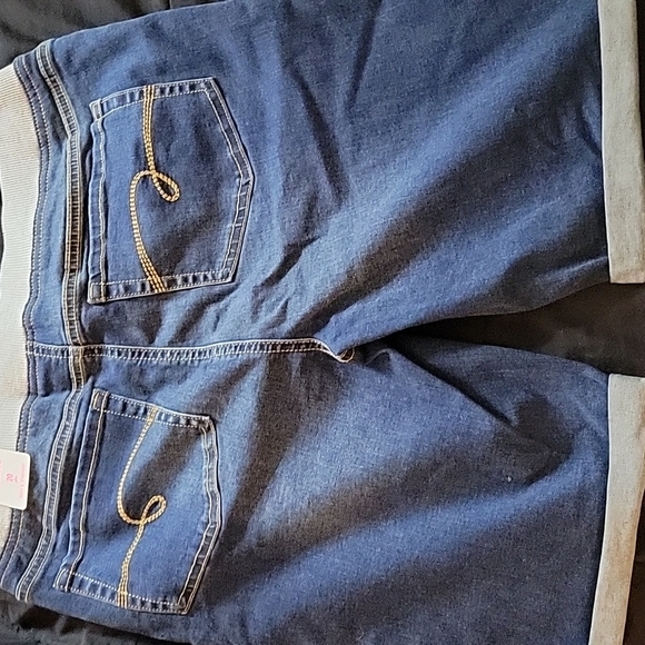 Bermuda Shorts - Picture 4 of 5